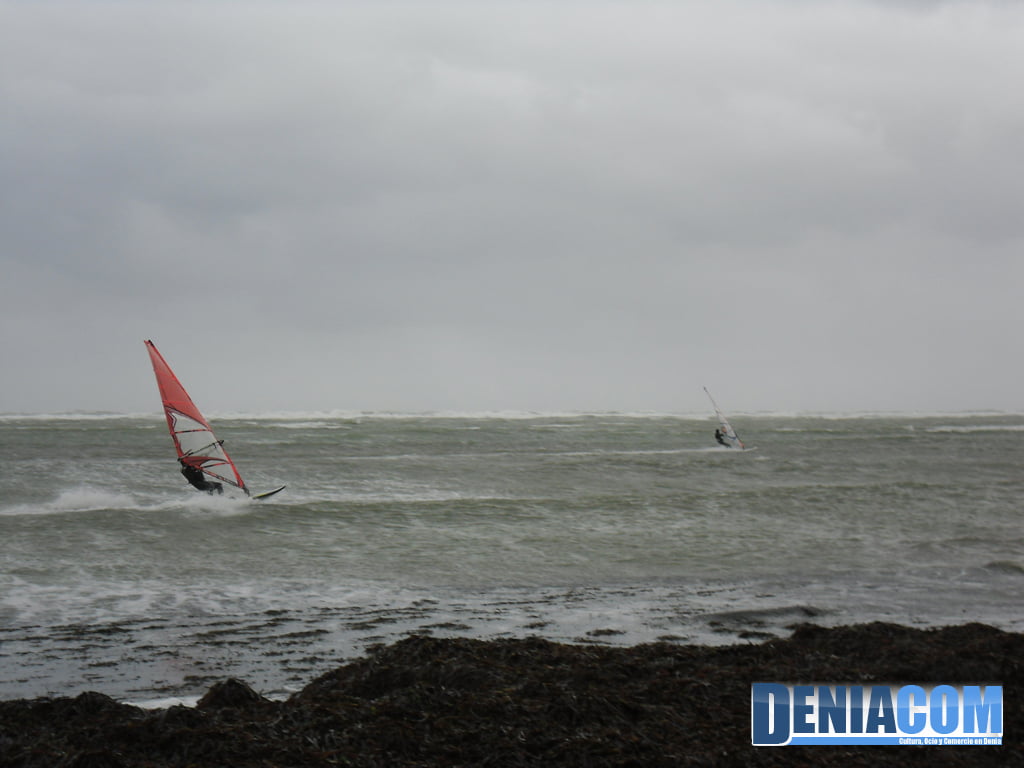 Playa de la Marineta Cassiana – Windsurfistas durante el temporal