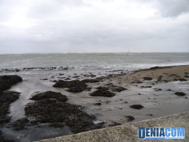 Playa de la Marineta Cassiana tras el temporal de lluvia
