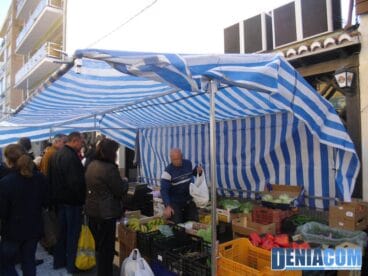 Toldos en los puestos del mercado de frutas y verduras de Dénia