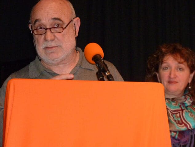 El BLOC puso en valor a las personas y colectivos que luchan por nuestra cultura en sus "Premis de la Tardor" 11 Vicent Ortuño recoge su Premi de la Tardor en Dénia