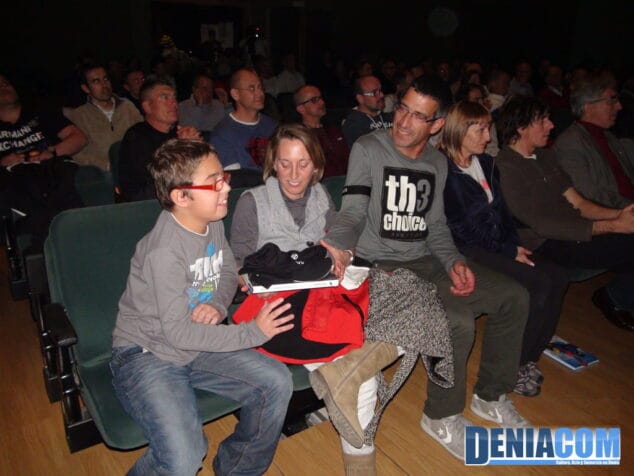 17 Conferencia de Juanito Oyarzábal en Dénia Regalo a Dani Massanet