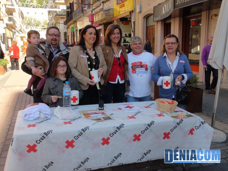 Ana Kringe, Alcaldesa de Dénia y Isabel Gallego, Concejala de Juventud en el Stand Calle Diana el Dia de la Banderita de Cruz Roja Dénia