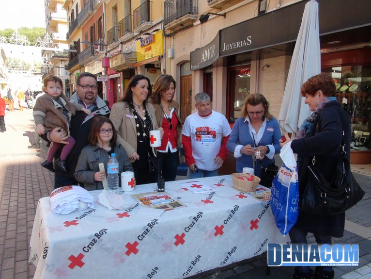 Donación Calle Diana el Día de la Banderita de Cruz Roja Dénia