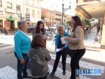 Isabel Gallego, Concejala de Juventud en el Stand Calle Diana Día de la Banderita Cruz Roja Dénia