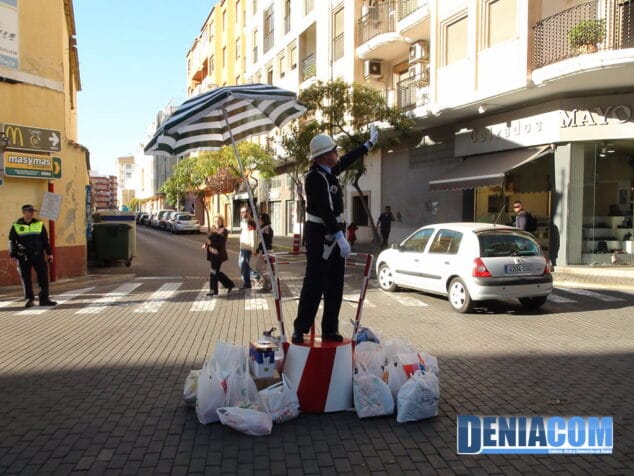Pepe Torró dirigiendo el tráfico