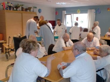 Taller creativo de escayola en la residencia de ancianos santa lucía de dénia