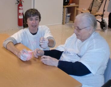 Taller de escayola en la Residencia de ancianos Santa Lucía