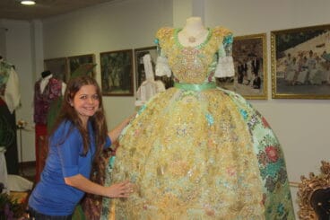 Visita als vestits de Monso i Pamela en la Falla Les Roques 01