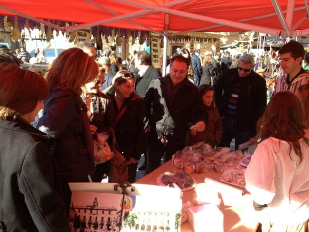 Visita de las Falleras Mayores de Dénia a la parada de la Falla Oeste en la Feria Medieval