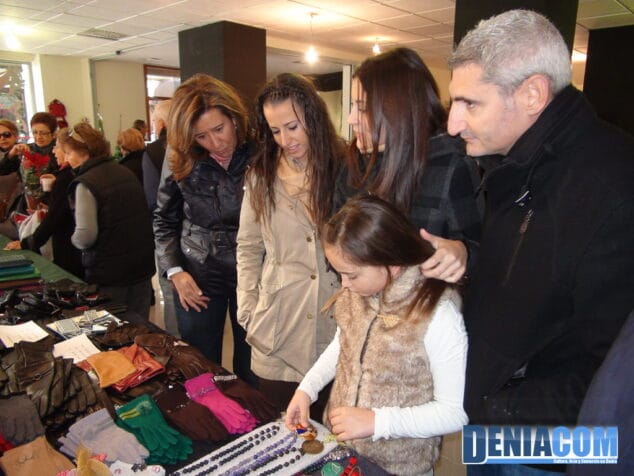 Visita de las Falleras Mayores de Dénia al mercadillo de la Parroquia de San ANtonio