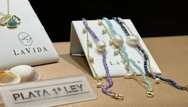 Joyería Bonilla 9 enfilado de collares de perlas y piedras con acabado profesional