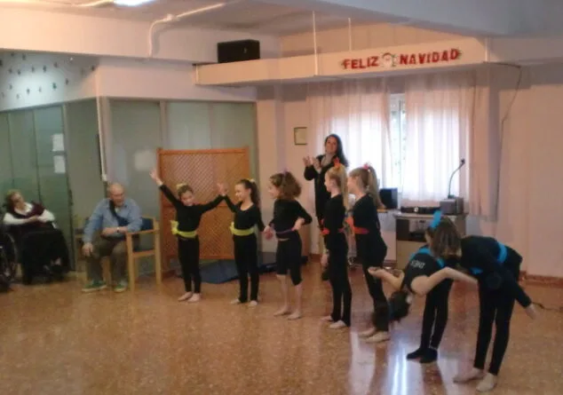 La Residencia Santa Lucía celebró el año nuevo con multitud de actividades 1 Actuación de la Escuela de Gimnasia Rítmica de Dénia en la Residencia de Ancianos