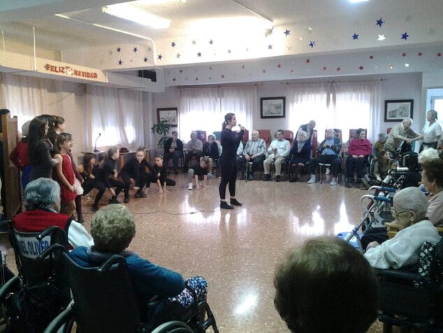 Actuación de las participantes del FIC en Santa Lucía