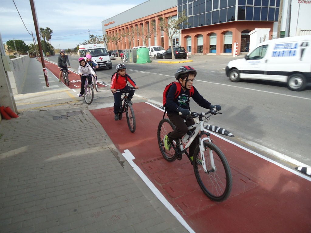 Alumnos del colegio Montgó circulan por el carril bici de Dénia