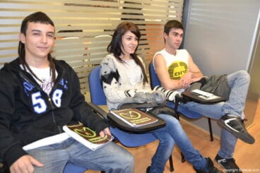 Alumnos en clase de teoría en autoescuela V de Victoria
