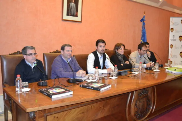 Llibrets y crítica local en la segunda charla de las Jornadas Culturales Falleras 1 Charla sobre literatura fallera 01
