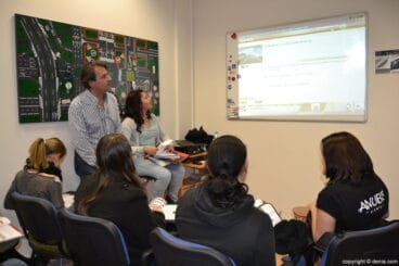 Clases de teoría en Autoescuela V de Victoria