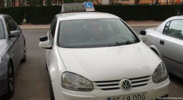 Clases prácticas de coche en Dénia – Autoescuela V de Victoria