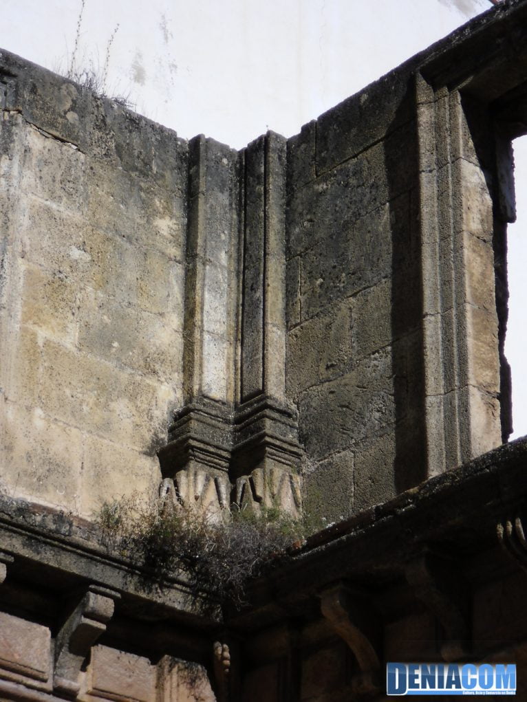 Detalle de los restos del claustro del COnvento de San Antonio de Dénia