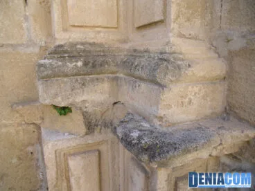 Detalle de una esquina del claustro del convento de San Antonio