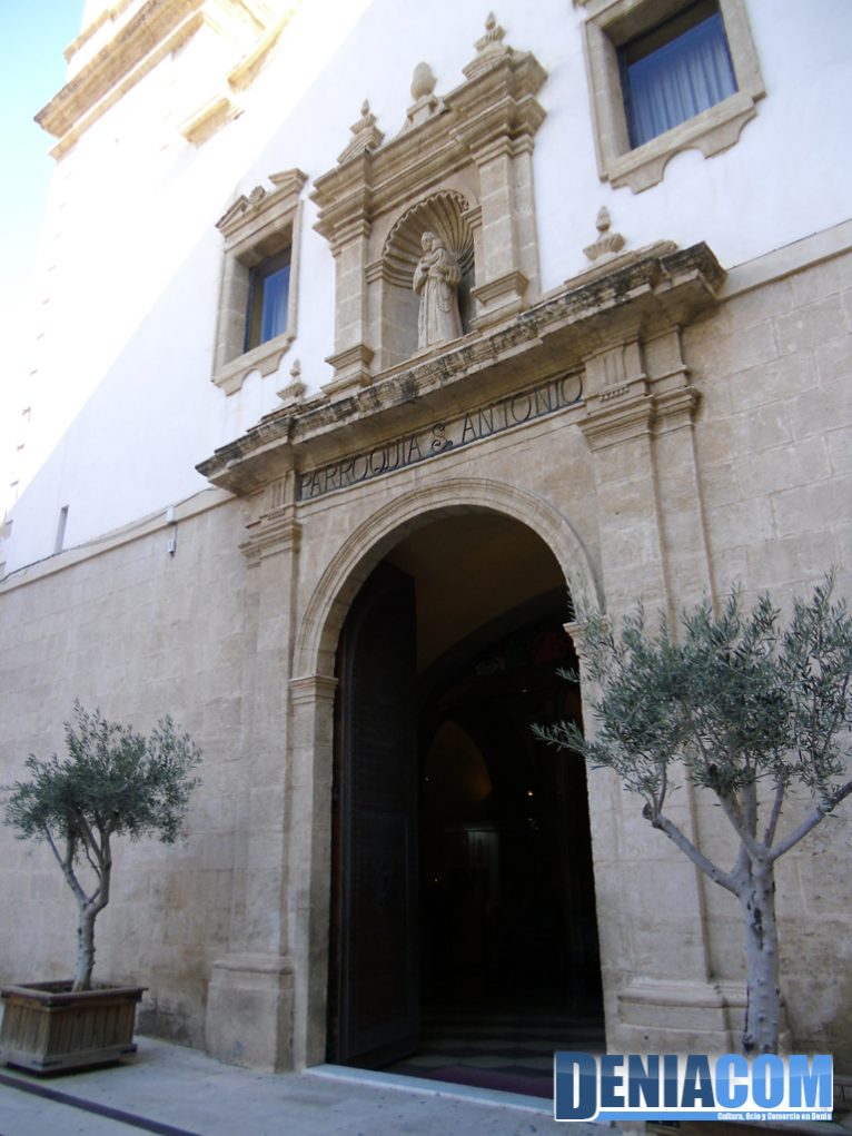 Entrada a la Iglesia de San Antonio de Dénia