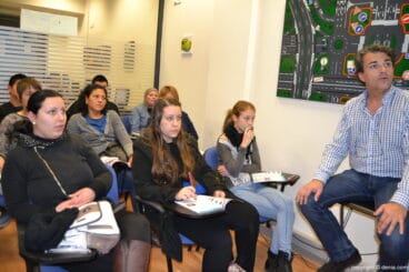 Explicaciones teóricas a los alumnos de Autoescuela V de Victoria