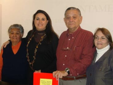 Isabel Gallego y los voluntarios de la Biblioteca del Centro de Barrio Sertorio