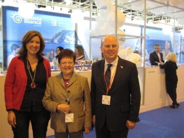 La alcaldesa de Dénia junto a la Presidenta de la Diputación y el Conseller de Turismo