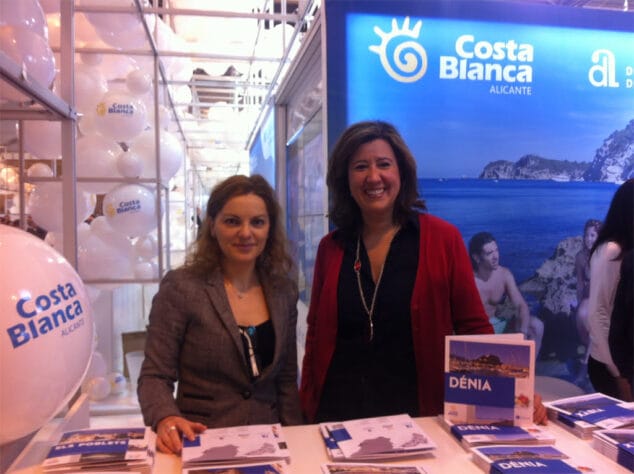 La alcaldesa de Dénia junto a la técnico de turismo de Dénia en FITUR