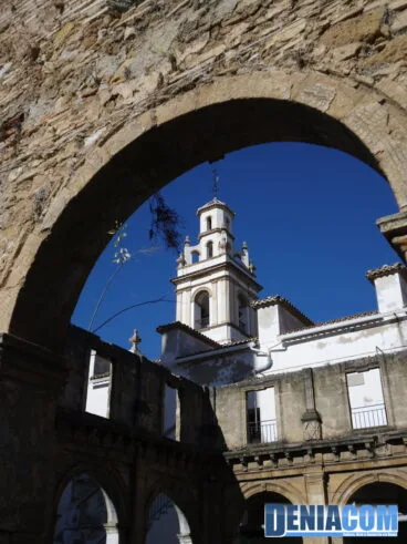 La torre de la iglesia de San Antonio desde un arco del convento