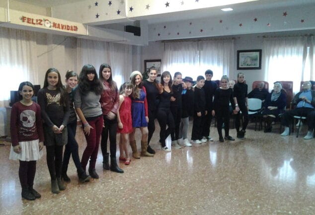 Las participantes del FIC actúan en la residencia de ancianos Santa Lucía