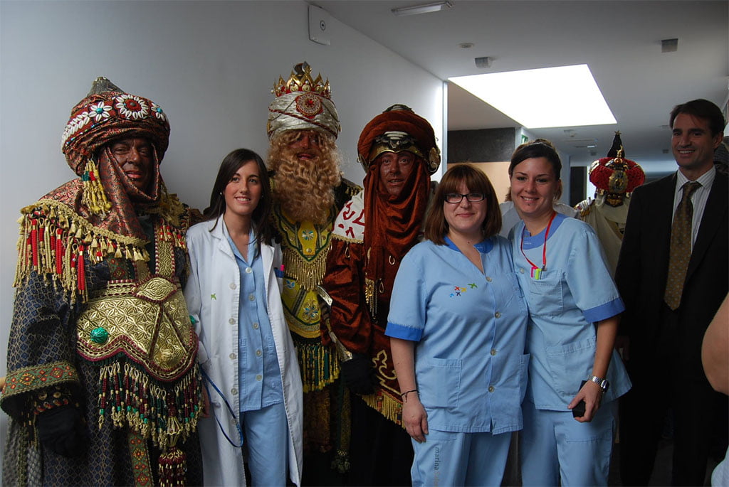 Los Reyes Magos junto al personal del Hospital Marina Salud