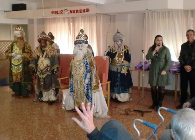 La Residencia Santa Lucía celebró el año nuevo con multitud de actividades 2 Los Reyes Magos visitan la Residencia de Ancianos Santa Lucía de Dénia
