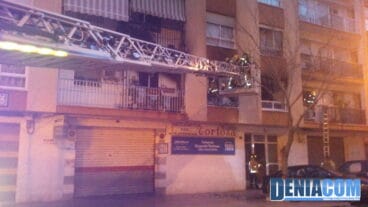 Los bomberos actúan en un incendio en la Avenida de Marquesado de Dénia