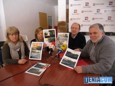 Miembros de Gent de Dénia muestran fotografías de los carriles bici en Dénia