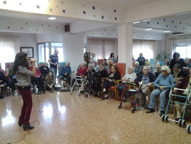 Música y baile en la residencia Santa Lucía con las participantes del FIC