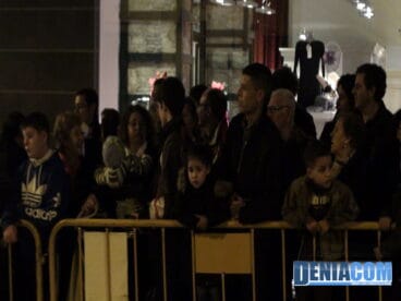 NIños esperando a los Reyes Magos