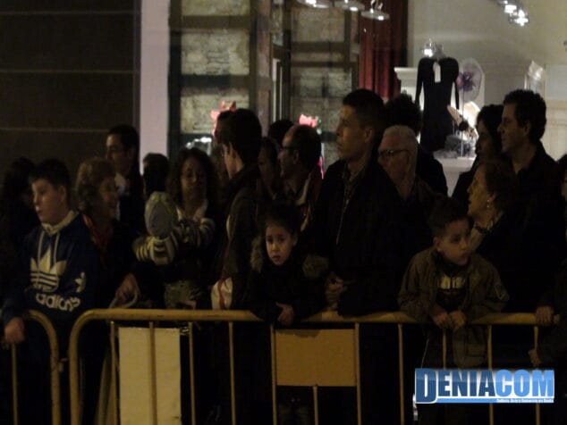 NIños esperando a los Reyes Magos