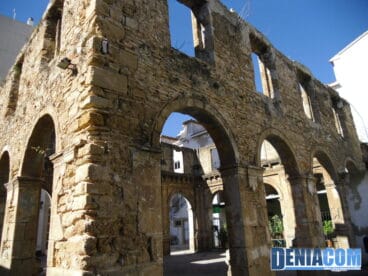 Restos del convento de San Antonio junto a la iglesia