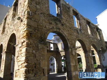 Restos del convento de San Antonio junto a la iglesia