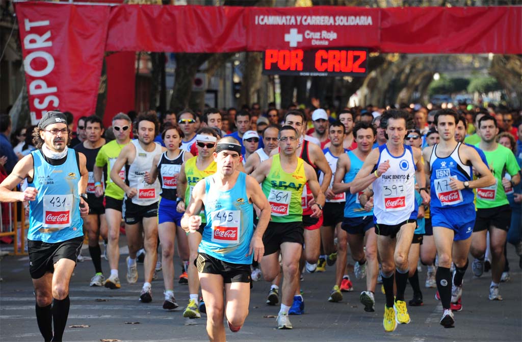 Salida de la I Carrera Solidaria de Cruz Roja Dénia