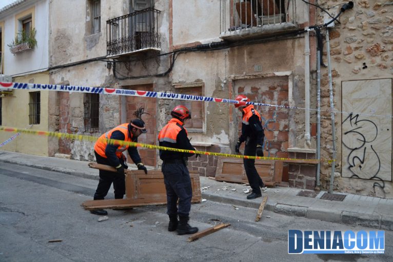 Temporal de viento en Dénia - Protección Civil retira desechos en la Calle Sandunga