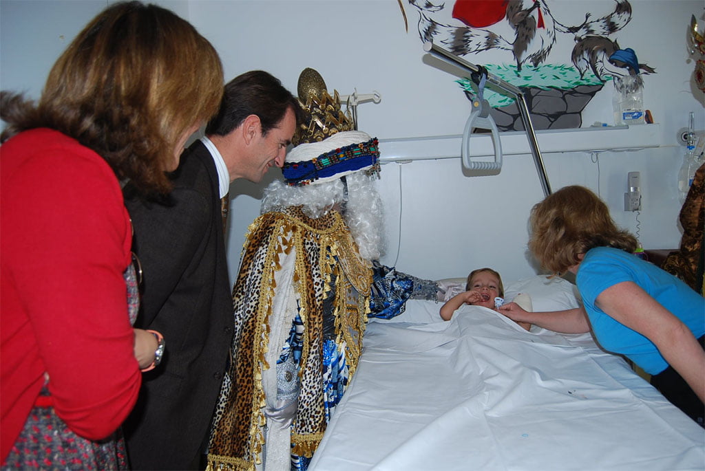 Un niño recibe en el Hospital de Dénia la visita de los Reyes Magos