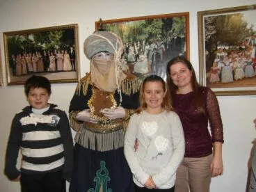 Un paje del Rey Melchor junto a los cargos 2013 de la Falla Les Roques