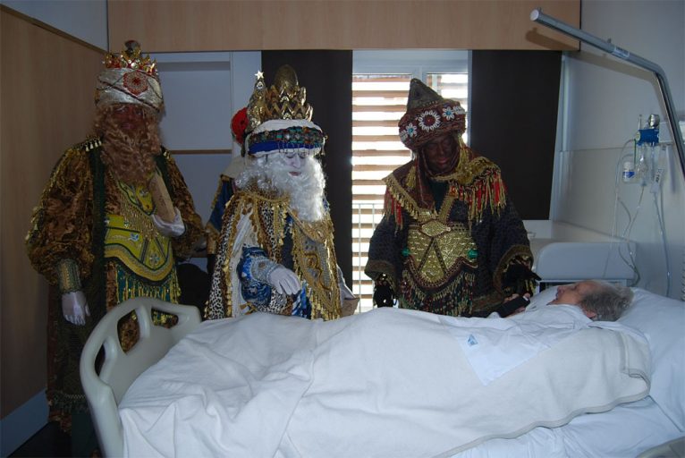 Vicenta recibe ilusionada la visita de los Reyes Magos a sus 95 años