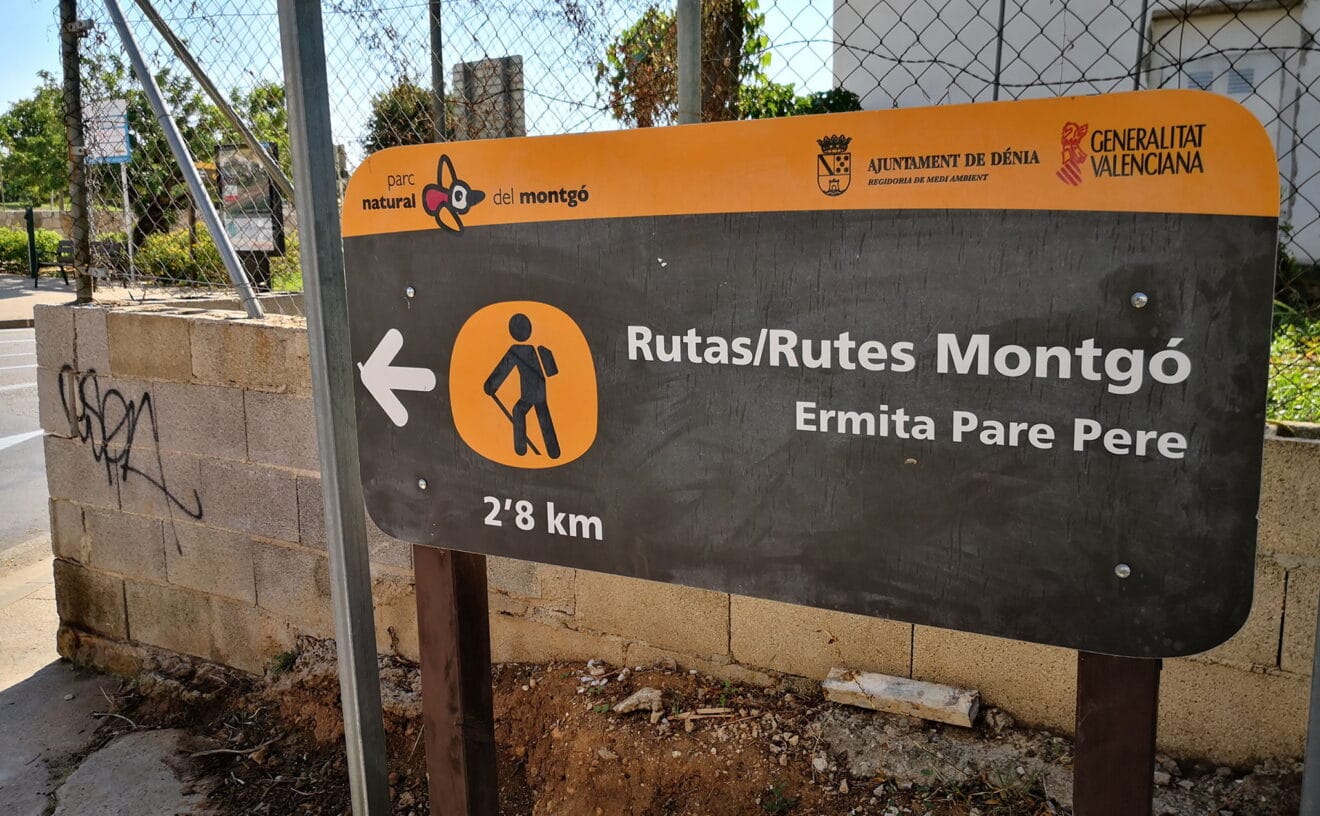 Cartel al comienzo del Camí de Sant Joan, en la rotonda de intersección con la calle Diana de Dénia