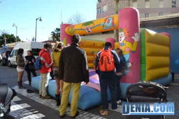 07 Paellas solidarias en el mig any de la Festa Major de Dénia – castillo hinchables