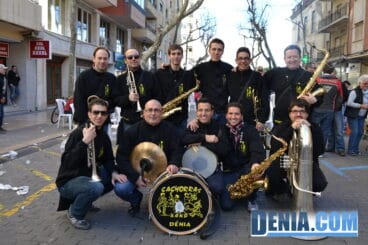 33 Paellas solidarias en el mig any de la Festa Major de Dénia – Cachorras Band