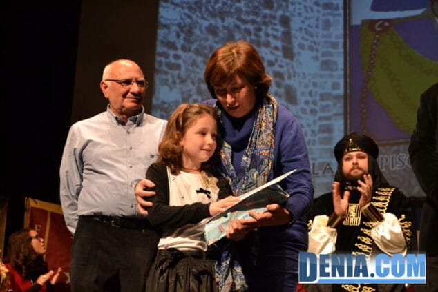 45 Presentación de capitanes Mig Any Dénia 2013 Ganadora de la primera categoría del concurso de dibujo Laura Piscator