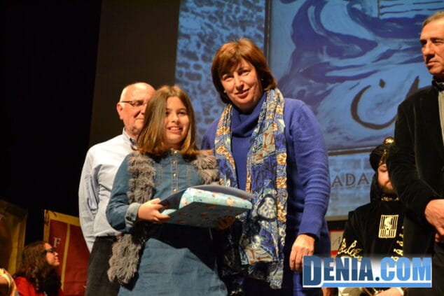 47 Presentación de capitanes Mig Any Dénia 2013 Ganadora de la segunda categoría del concurso de dibujo Lucía Cardona